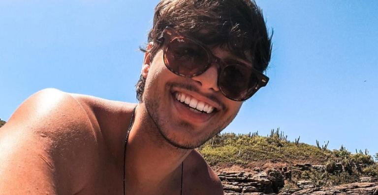 Bruno Guedes aproveita fim de semana na praia e ganha elogios dos fãs: ”Cada dia mais perfeito”
