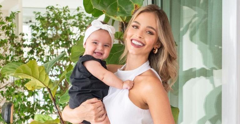 Carol Dias compartilha clique perfeito da filha, Esther, e encanta: ”Que boneca”