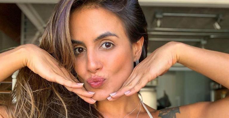 Só de body, Carol Peixinho exibe curvas esculturais em clique nos bastidores: ”Tons terrosos?”
