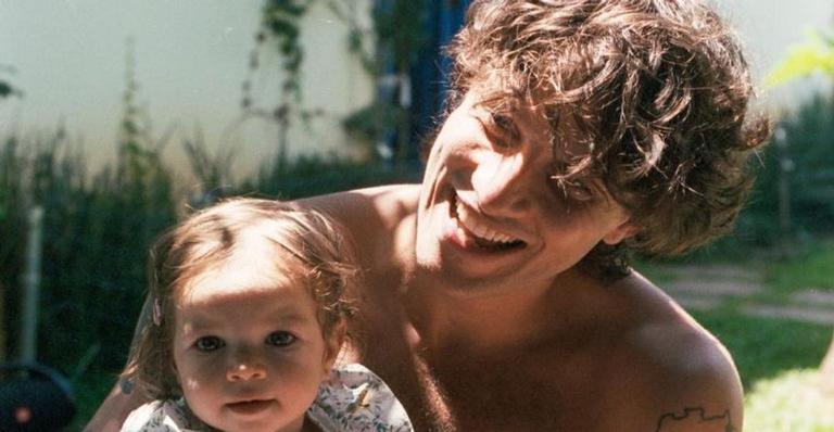 Chay Suede publica sequência de fotos fofas com a filha, Maria, e fãs comparam: ”É a sua cara!”