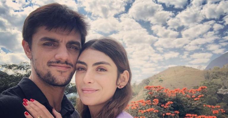 Felipe Simas inicia o dia com uma linda declaração de amor para a esposa: ”Sou feliz”