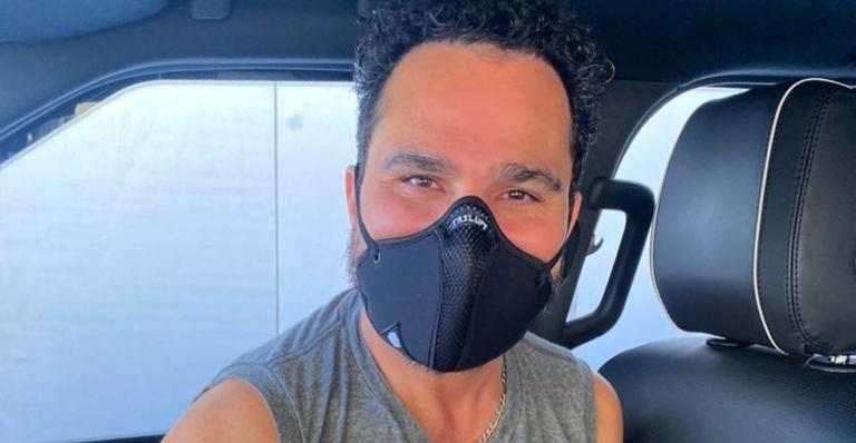 Luciano Camargo recebe primeira dose da vacina contra a Covid-19