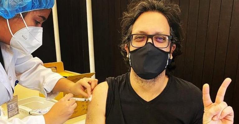 Lucio Mauro Filho é vacinado contra a Covid-19: ”Obrigado SUS”