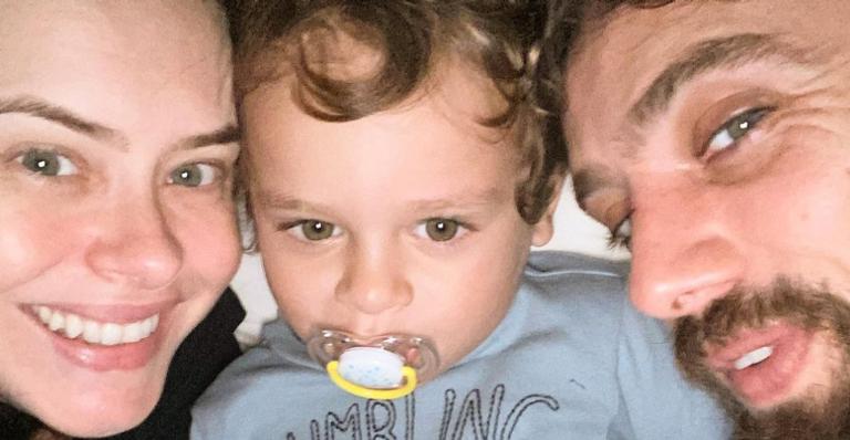 Mari Bridi e Rafael Cardoso exibem manhã divertida com o filho, Valentim