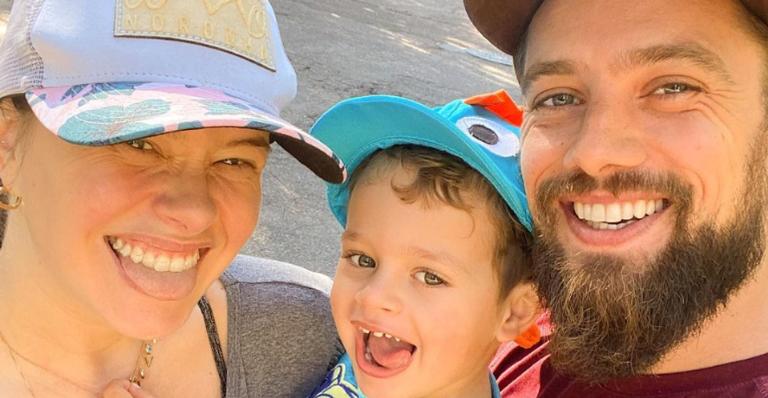 Rafael Cardoso da uma de cabeleireiro do filho e Mari Bridi elogia: ”Arrasou no corte do pequeno!’