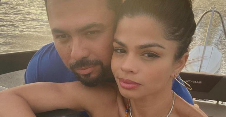 Xand Avião e a esposa, Isabele Temóteo, recebem a primeira dose da vacina contra a Covid-19