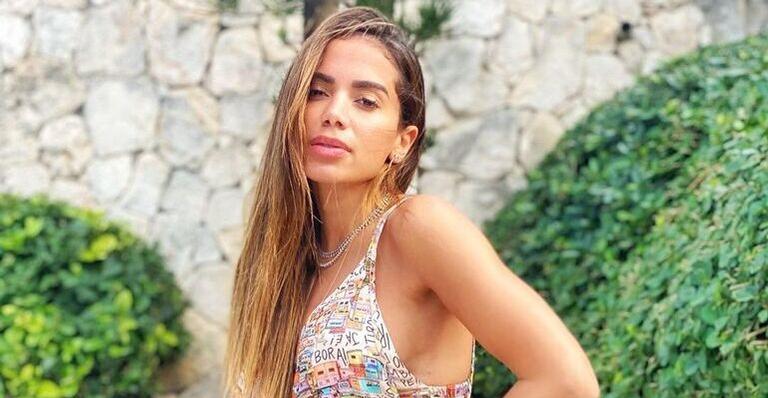Anitta aposta em biquíni com calcinha cavadíssima e deixa marquinha à mostra: ”Gata!”