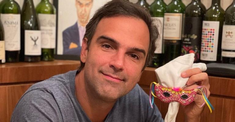 Tadeu Schmidt se emociona ao receber a vacina: ”Entrei numa espécie de transe”