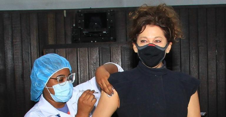 Bárbara Paz toma primeira dose da vacina contra Covid-19 no Rio de Janeiro