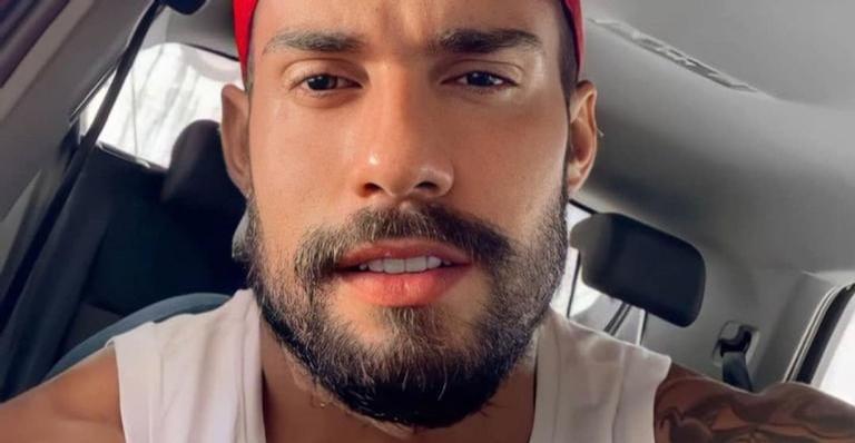 Bil Araújo, do BBB21, se diverte ao posar coladinho com cachorro e brinca: ”Com o dog dos outros”