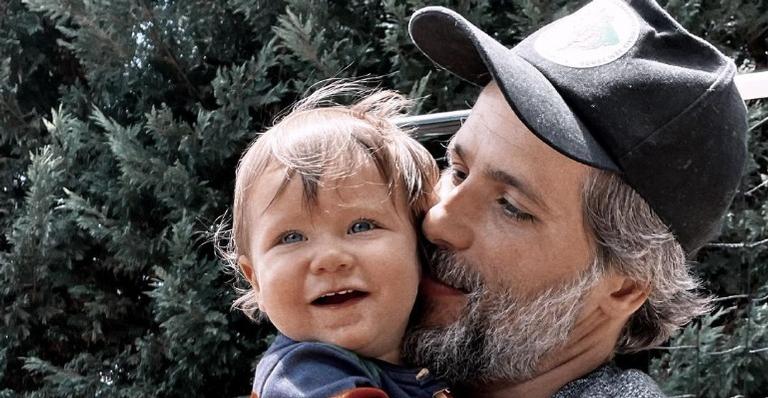 Bruno Gagliasso encanta a web ao mostrar o filho, Zyan, andando de patinete: ”Coisa mais linda”