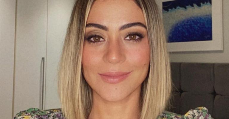 Carol Castro exibe cartaz de seu novo filme, ‘Dois + Dois’, com roteirista de ‘De Pernas Pro Ar’
