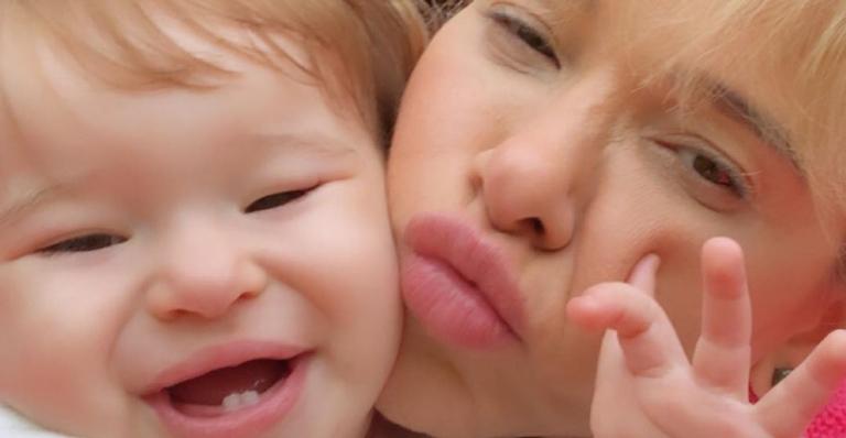 Dany Bananinha posa coladinha com a filha, Lara e se derrete: ”Minha melhor metade”