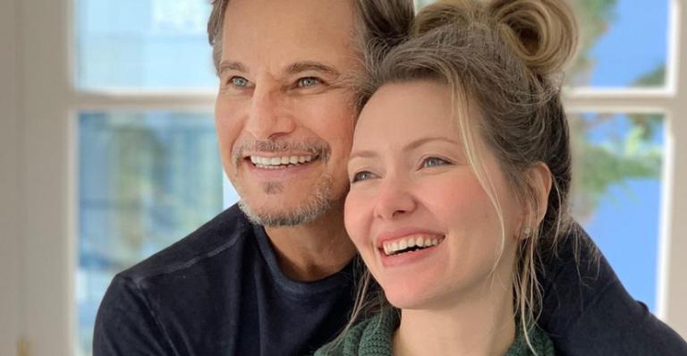 Edson Celulari chama atenção com cliques românticos ao lado da esposa: ”Meu amor”