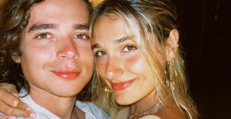 Em Nova York, Sasha Meneghel divide cliques apaixonados com o marido, João Figueiredo