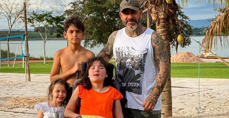 Henrique Fogaça mostra nova tatuagem em homenagem aos três filhos: ”Minha vida”