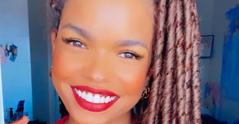 Jeniffer Nascimento arranca suspiros ao surgir com look azul arrasador: ”Que musa!”