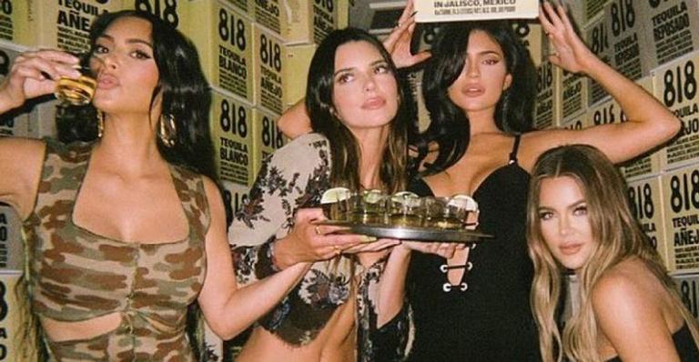 Kim Kardashian compartilha clique poderoso com as irmãs e chama a atenção: ”Que time”