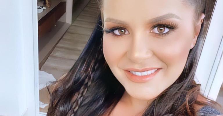 Maraísa chama atenção na piscina com biquíni branco super provocante