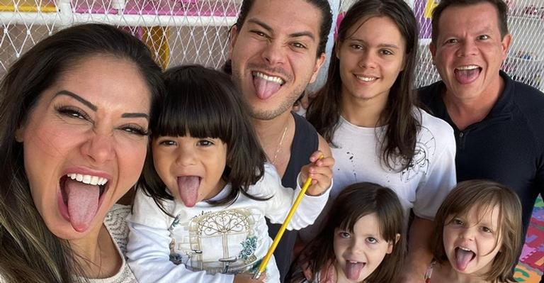 Mayra Cardi posta clique ao lado dos ex-maridos e filhos: ”Só tenho a agradecer a Deus”