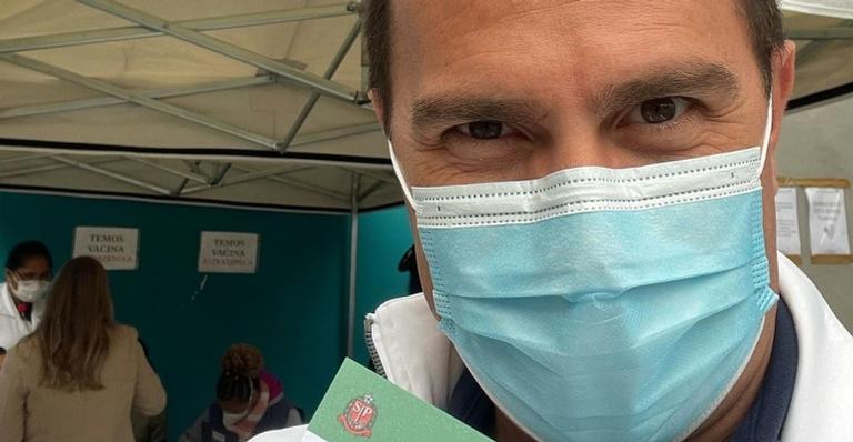 Rodrigo Bocardi recebe primeira dose da vacina contra a Covid-19