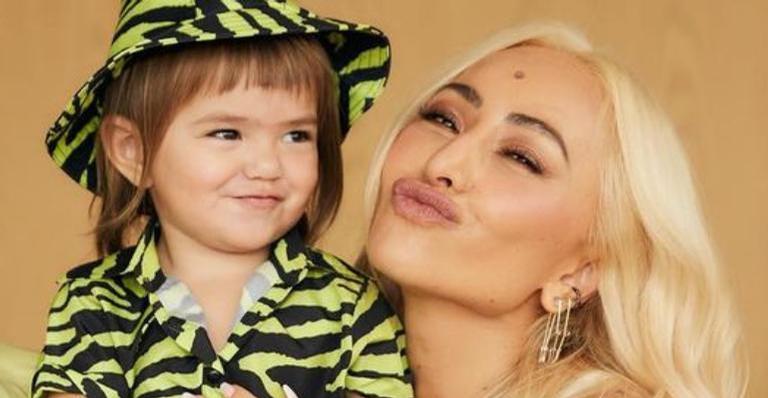 Sabrina Sato mostra Zoe se divertindo nos bastidores da Ilha Record: ”Também está ilhada”