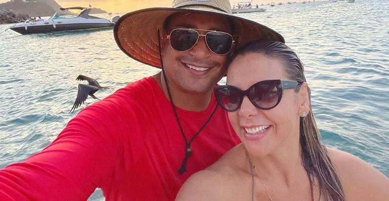Apaixonado, Xanddy posta clique super romântico com Carla Perez: ”Com você eu sou mais forte”