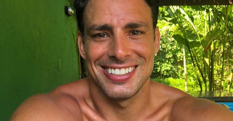 Cauã Reymond toma banho só de sunga e ostenta corpo sarado: ”Refrescando”