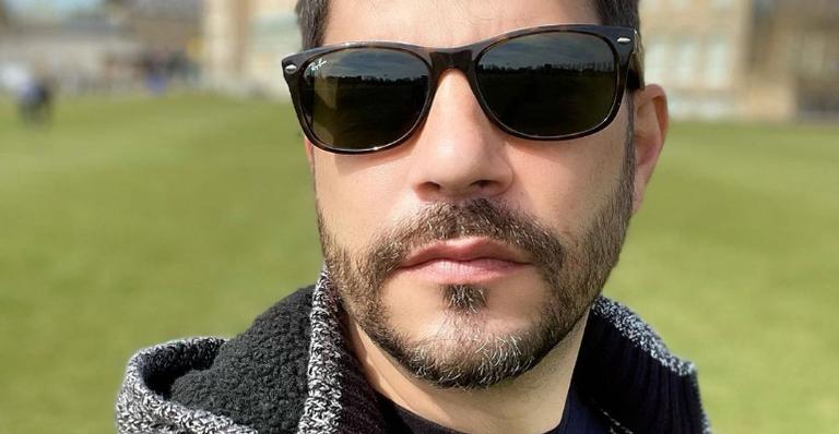 Evaristo Costa recebe segunda dose da vacina contra Covid-19 na Inglaterra