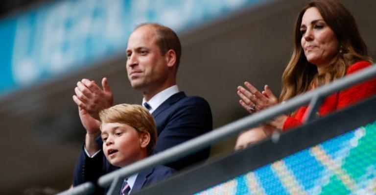 Príncipe William, Kate Middleton e príncipe George marcam presença em jogo da Inglaterra