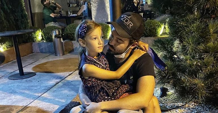 Em dia de frio, Fernando Zor registra a filha indo à escola: ”De pijama e pantufa mesmo”