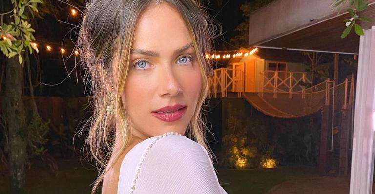 Gio Ewbank faz topless na natureza durante viagem para Portugal: ”Meu verão europeu”