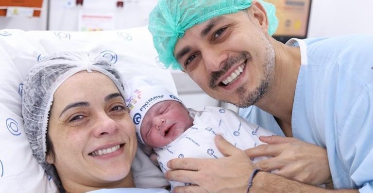 Izabella Camargo anuncia nascimento da primeira filha, Angelina: ”Nossa mensageira do amor”