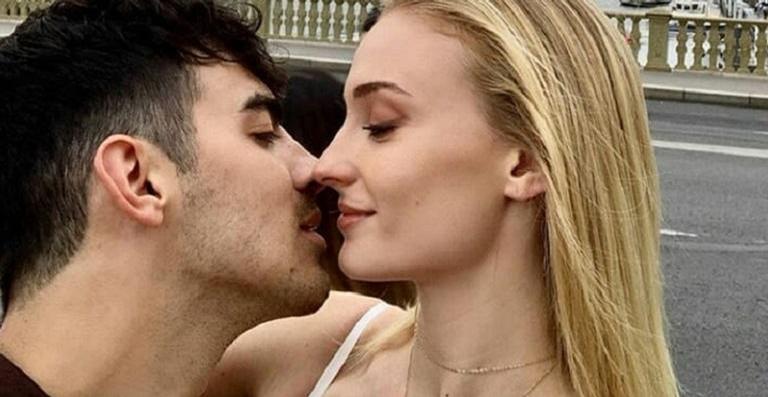 Joe Jonas e Sophie Turner celebram 2 anos de casamento com fotos inéditas de cerimônia na França