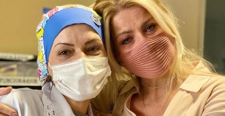 Emocionada, Karina Bacchi confirma que foi vacinada contra Covid-19: ”Meu coração está em paz”