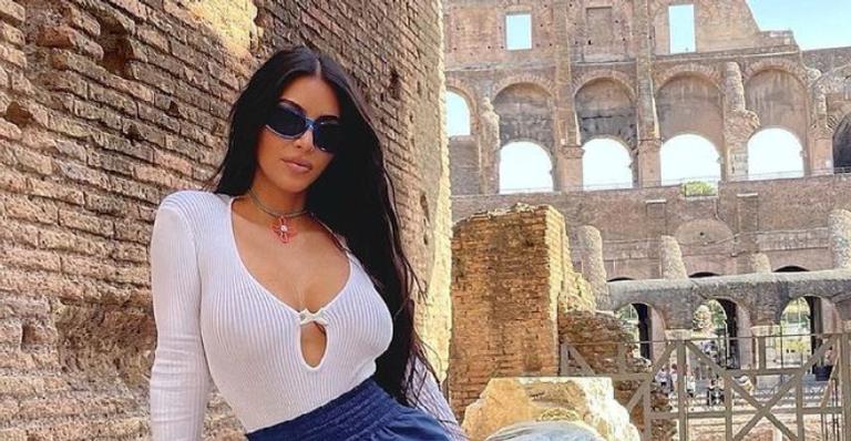Kim Kardashian compartilha lindos registros ao curtir o dia em Roma: ”Quando em Roma”