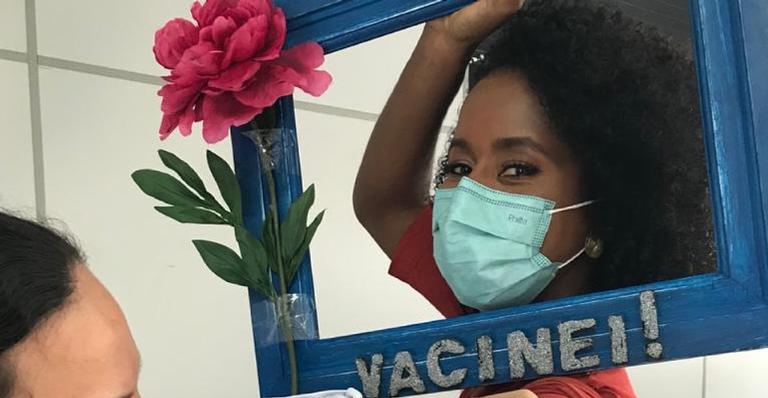 Maju Coutinho toma primeira dose da vacina contra a Covid-19