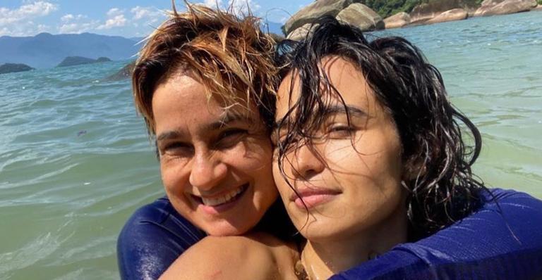 Nanda Costa exibe o barrigão enquanto samba ao lado da esposa, Lan Lahn