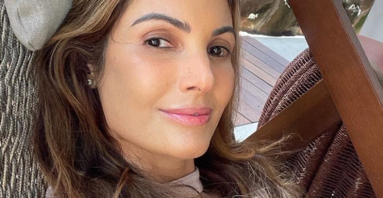 Elegante, Patrícia Poeta rouba a cena na web ao apostar em blusa colorida: ”Saúde!”