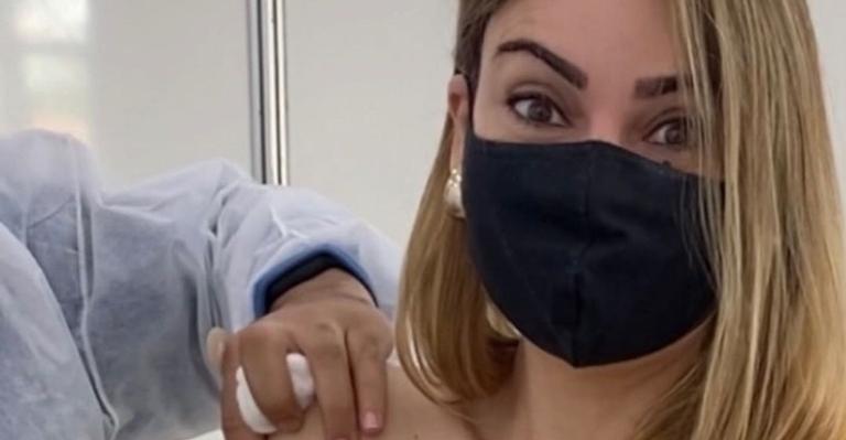 Rachel Sheherazade recebe 1ª dose da vacina contra Covid-19: ”Viva o SUS!”