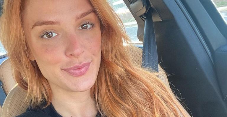 Curtíssimo! Rafa Brites retira mega hair e brinca: ”É a dança do cabelo que vai e vem”