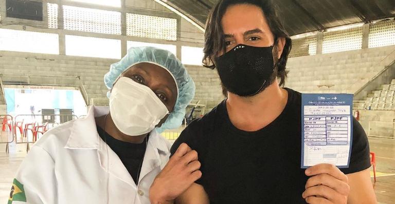 Ricardo Tozzi agita a web ao receber a primeira dose da vacina contra Covid-19: ”Que privilégio”