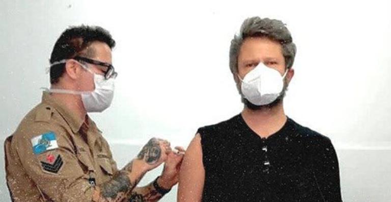 Selton Mello recebe a primeira dose da vacina contra a Covid-19: ”Por mais de 500 mil brasileiros”