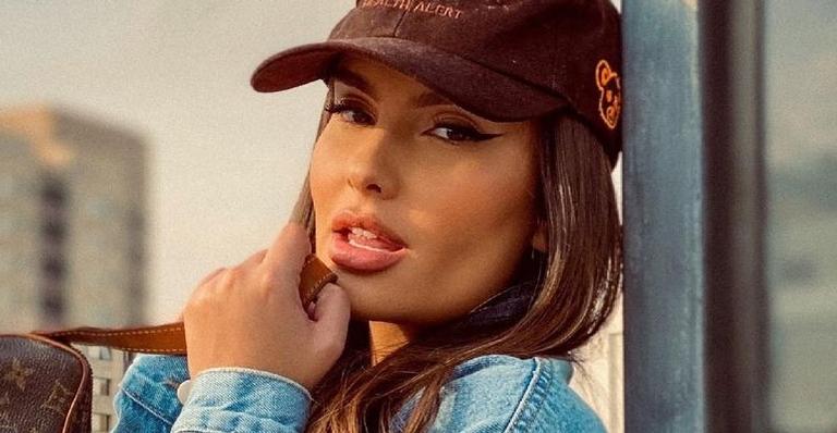 Sem nada por baixo, Thais Braz surge deslumbrante com blazer grifado de R$14 mil aberto