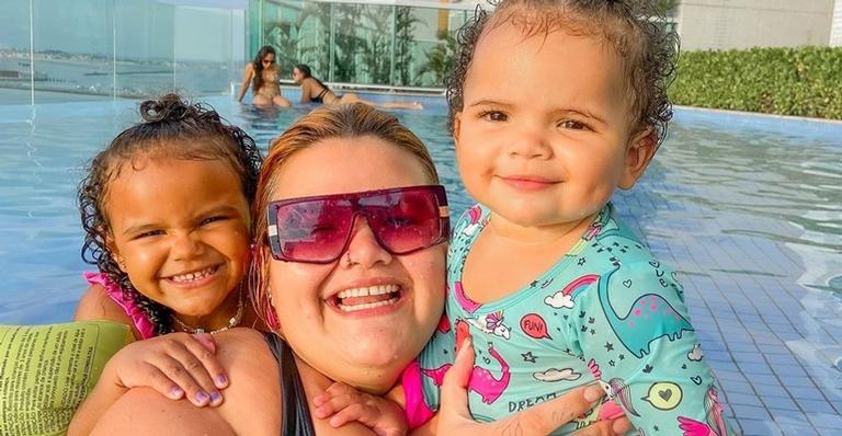 Thais Carla encanta ao postar vídeo dançando com as filhas: ”Lindas”
