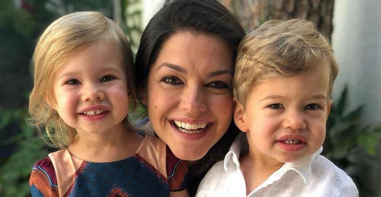 Aproveitando as férias dos filhos, Thais Fersoza compartilha foto tomando sol no quintal de casa