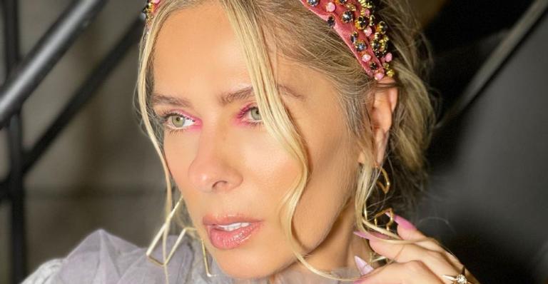 Adriane Galisteu brilha na web com um lindo vestido vermelho: ”Toda power ela!”