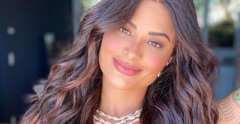Aline Riscado resgata clique com look de academia no começo da pandemia e arranca suspiros da web