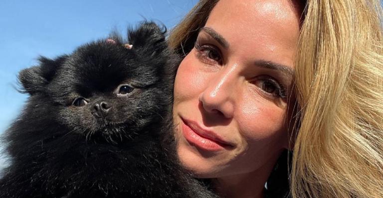 Ana Furtado brinca com a preguiça de sua cachorrinha: ”De boba não tem nada!”