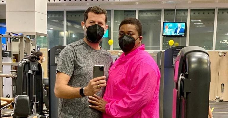 Cacau Protásio vai à academia ao lado do marido e desabafa: ”Luta diária contra a obesidade”